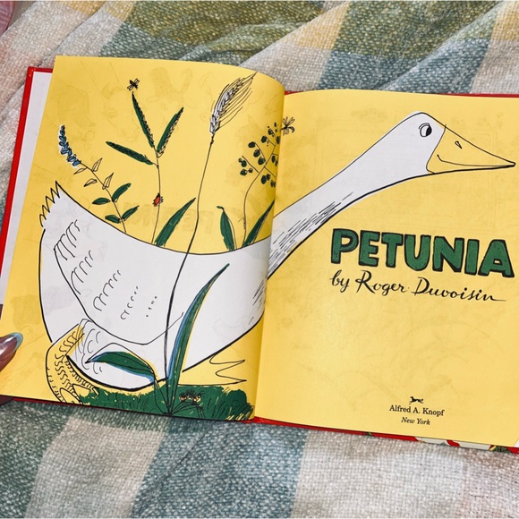 VINTAGE 🪿PETUNIA 🪿Kids Hardback Book - Picture 2 of 3